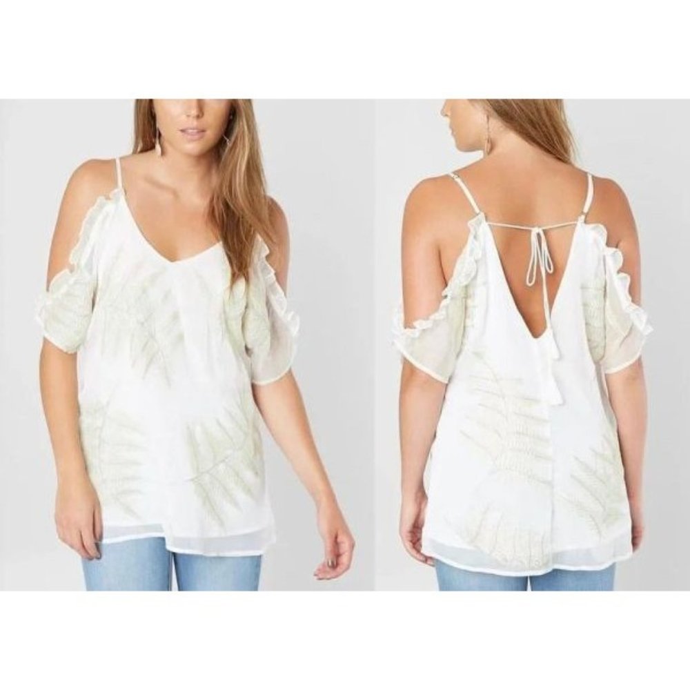Gimmicks By BKE Cold Shoulder Top XS